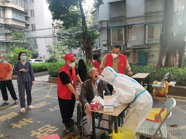 水印 2、旅客班车部党员梁佳雄协助运送防控物资、通知居民做核酸、现场登记维序2