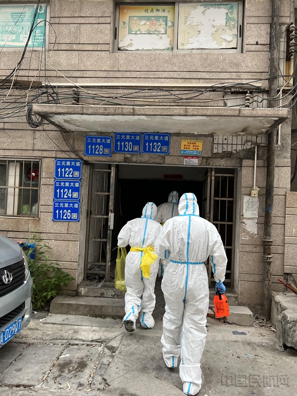 水印 3、车辆设备维修中心入党积极分子张地委挨家挨户逐个询问隔离人员身份信息及同住人员的资料,协助医务人员为隔离人员上门采集核酸3