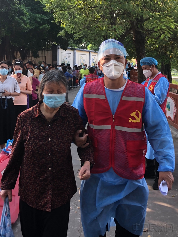 水印 4、维修中心的党员李勇飞扶着老人家,带她去特殊人群优先通道4