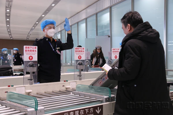 图:安检员热情服务出行旅客_副本.jpg 图:安检员热情服务出行旅客_副本.jpg