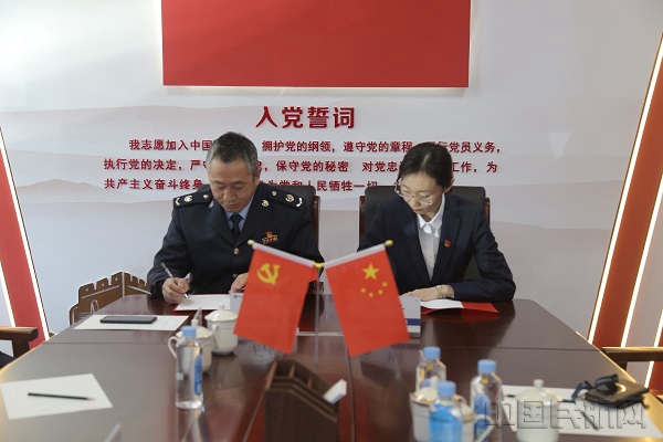 双方支部书记签署协议_副本.jpg 双方支部书记签署协议_副本.jpg