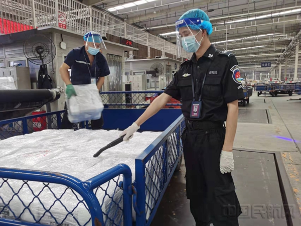 12成都双流国际机场安检站货检科工作人员对货物进行防爆检查_副本.jpg 12成都双流国际机场安检站货检科工作人员对货物进行防爆检查_副本.jpg