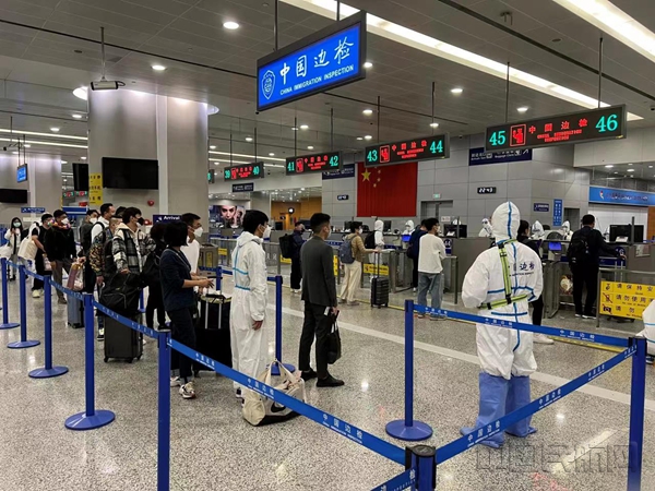 保障浦东机场入境旅客顺畅通关-王梦宇摄_副本.jpg 保障浦东机场入境旅客顺畅通关-王梦宇摄_副本.jpg