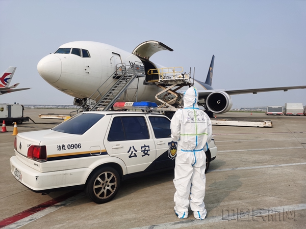边检民警正值守在货运停机坪-2-王昕昀摄_副本.jpg 边检民警正值守在货运停机坪-2-王昕昀摄_副本.jpg