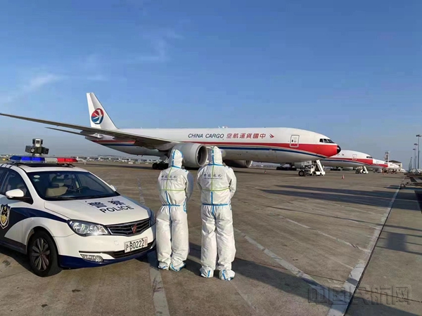 边检民警正值守在货运停机坪-王昕昀摄_副本.jpg 边检民警正值守在货运停机坪-王昕昀摄_副本.jpg