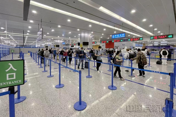 浦东机场入境旅客正有序通关-魏文亨摄_副本.jpg 浦东机场入境旅客正有序通关-魏文亨摄_副本.jpg