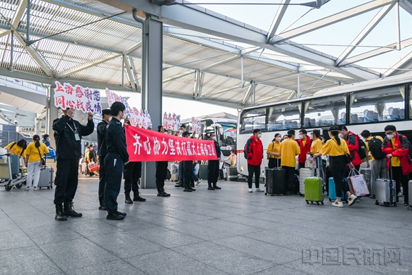 上海机场欢送医疗队员_副本.jpg 上海机场欢送医疗队员_副本.jpg