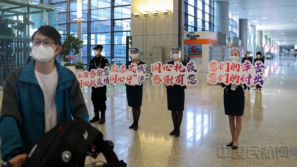上海机场欢送医疗队员-5_副本.jpg 上海机场欢送医疗队员-5_副本.jpg