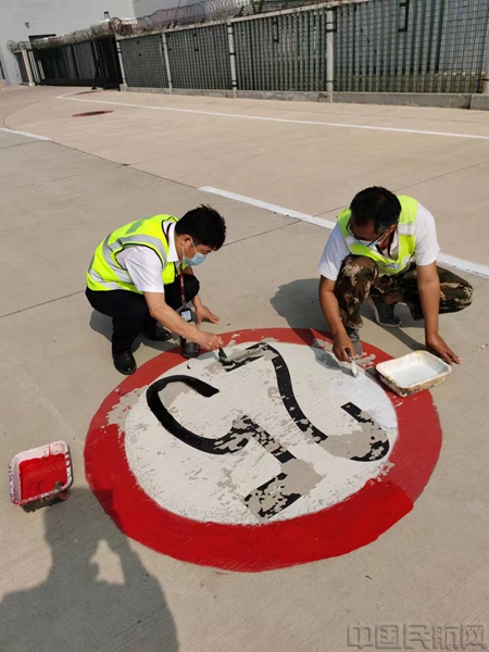 开云电竞app秦皇岛机场开展飞行区场地标线维护工作(图2)