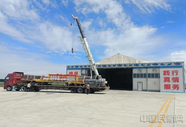 水印 通辽机场第一批残损航空器搬移设备到货2.jpg