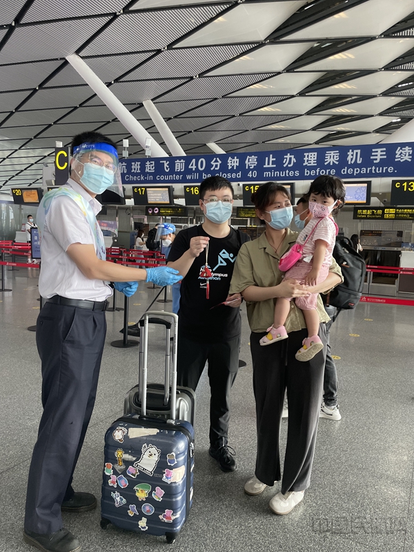 水印 (收到端午祝福的一家三口)2.jpg 水印 (收到端午祝福的一家三口)2.jpg