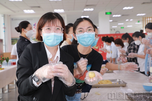 图：组织员工烹饪大赛“暖人心”.jpg