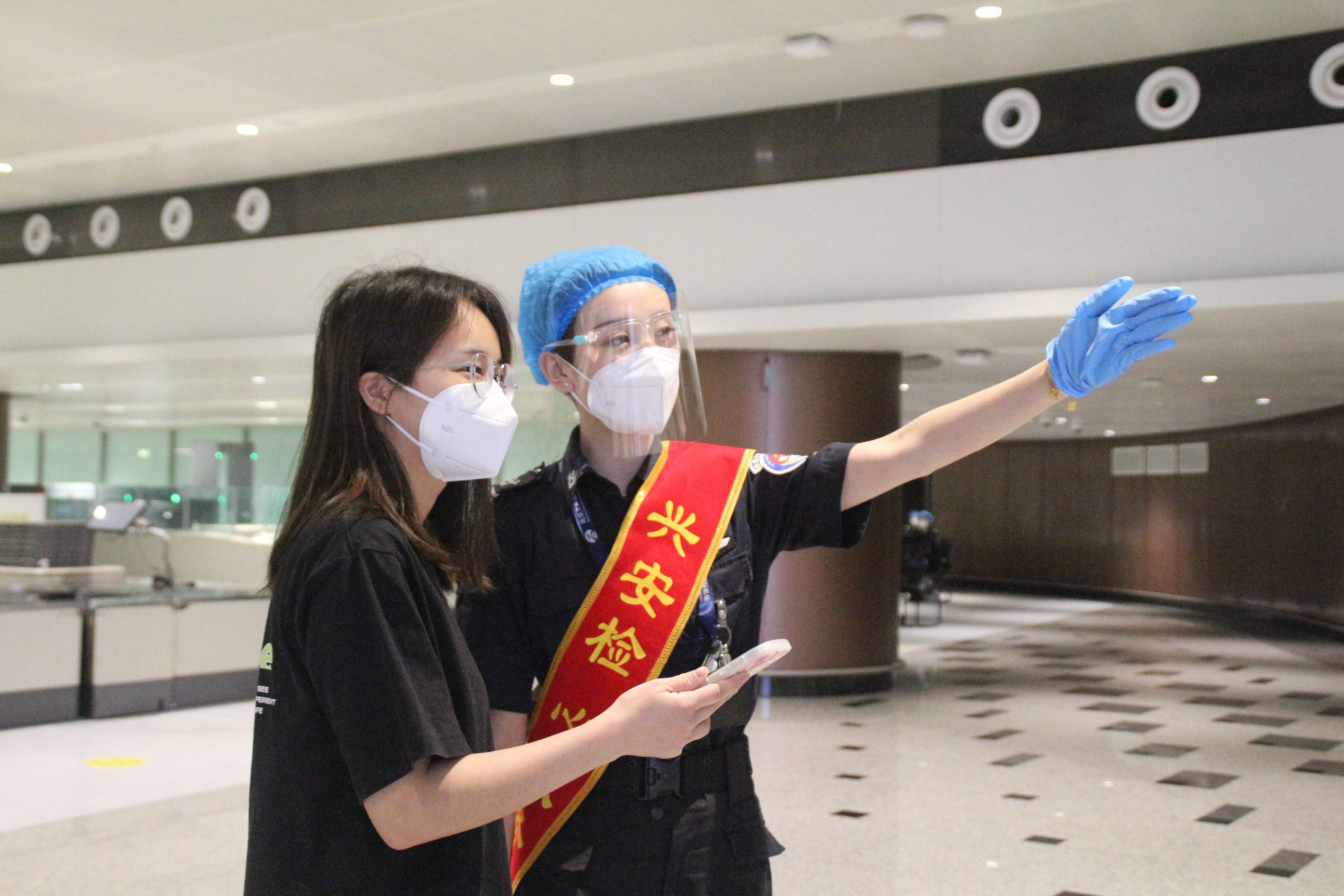 图:志愿者为旅客指引登机口_副本.jpg 图:志愿者为旅客指引登机口_副本.jpg