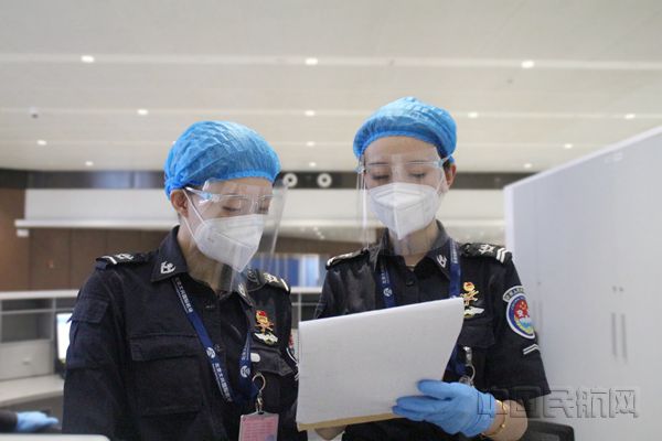 图:史晶(右)检查班组勤务台账_副本.jpg 图:史晶(右)检查班组勤务台账_副本.jpg