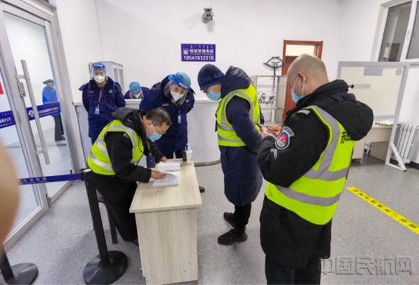 水印 (内蒙古民航机场集团来稿)严防输入守护赤峰空港大门7763.jpg