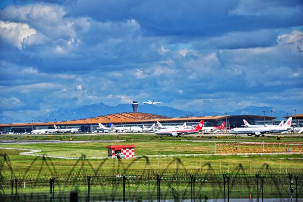 【通讯】首都机场：筑牢防汛安全堤坝 守护汛期旅客出行_副本.jpg