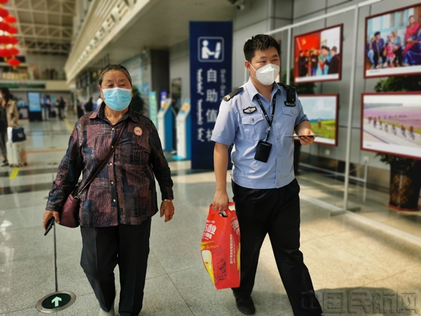 3人人落实首问责任制,机场民警为首乘旅客提拿行李.jpg 3人人落实首问责任制,机场民警为首乘旅客提拿行李.jpg