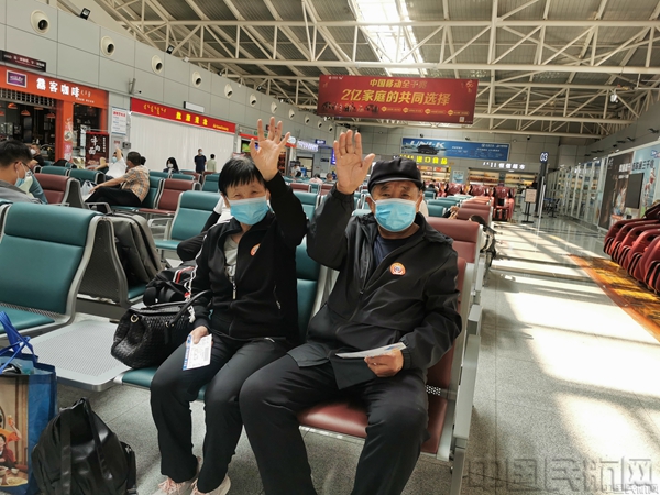 6第一批次首乘旅客在首乘旅客专用休息区域候机.jpg 6第一批次首乘旅客在首乘旅客专用休息区域候机.jpg