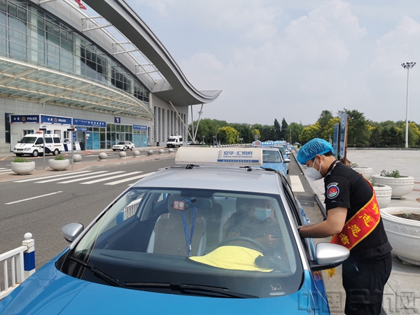 8向出租车司机宣传首乘相关知识,邀请出租车司机们为首乘流动宣传员.jpg 8向出租车司机宣传首乘相关知识,邀请出租车司机们为首乘流动宣传员.jpg