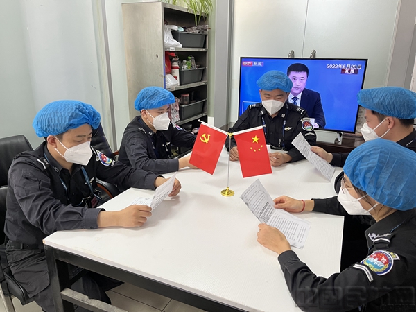 班组成员开展“严管与厚爱”主题研讨.jpg