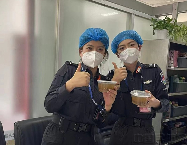 开展“夏送清凉“活动,为在岗员工发放绿豆汤解暑饮品.jpg