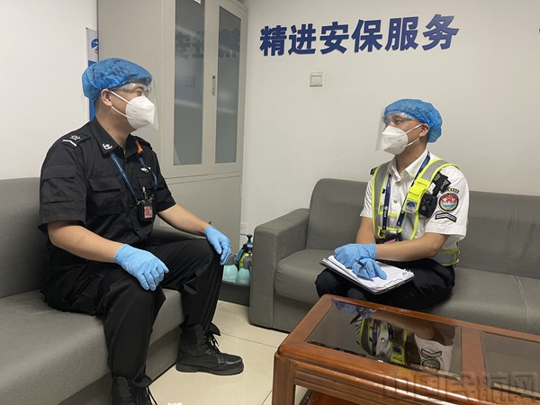 值班科长与员工开展谈心谈话.jpg