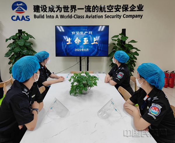 图:班组员工观看安全宣传片_副本.jpg 图:班组员工观看安全宣传片_副本.jpg