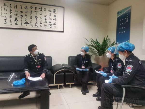科室管理人员正在对员工进行思想动态摸排_副本.jpg 科室管理人员正在对员工进行思想动态摸排_副本.jpg
