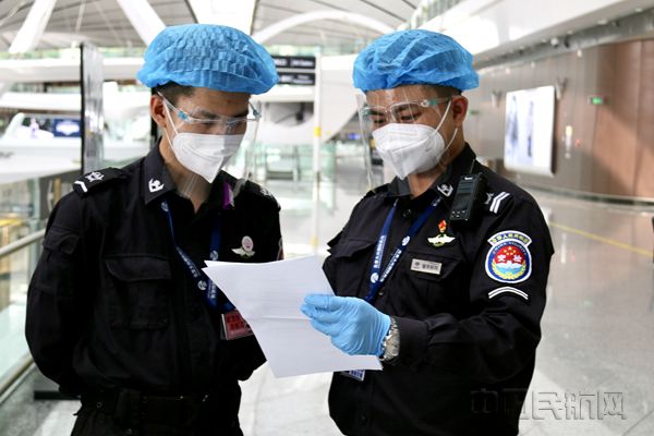 图:刘晓宇耐心为员工讲解安全业务知识_副本.jpg 图:刘晓宇耐心为员工讲解安全业务知识_副本.jpg