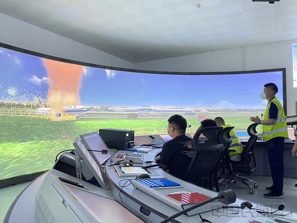 图:航空器偏出跑道起火情景 摄影:高飞燕_副本.jpg 图:航空器偏出跑道起火情景 摄影:高飞燕_副本.jpg