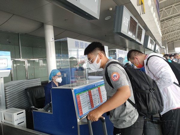 图：引导旅客至专属柜台办理值机手续　摄影：李迪_副本.jpg