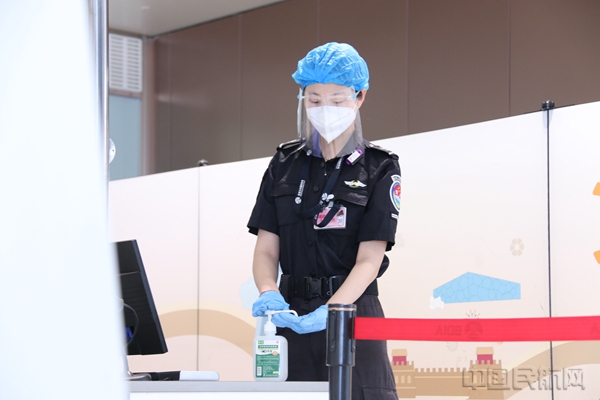 图:安检员严格落实一检一消1.jpg 图:安检员严格落实一检一消1.jpg