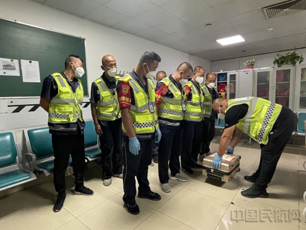 水印 呼和浩特机场着力打造标准化机坪装卸队伍7252.jpg