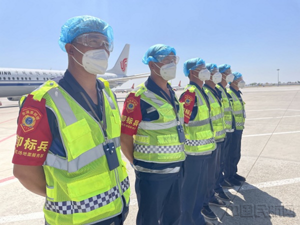 水印 呼和浩特机场着力打造标准化机坪装卸队伍9493.jpg