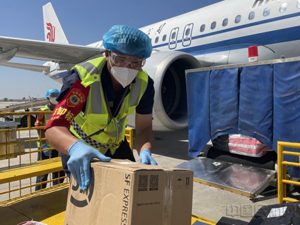 水印 呼和浩特机场着力打造标准化机坪装卸队伍18936.jpg