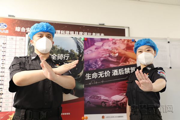 图:安检员张贴海报对夏季行车要点进行宣教_副本.jpg 图:安检员张贴海报对夏季行车要点进行宣教_副本.jpg