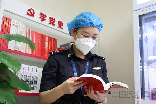 图:安检员在阅读角读书学习_副本.jpg 图:安检员在阅读角读书学习_副本.jpg