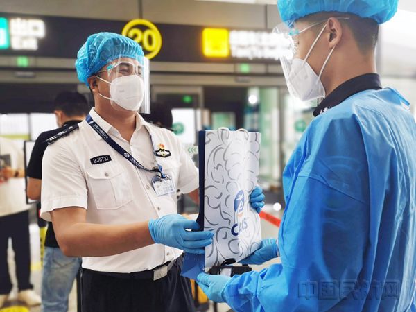 图说：综合安检部分工会管理人员为疫情防控一线安检员送上慰问品_副本.jpg