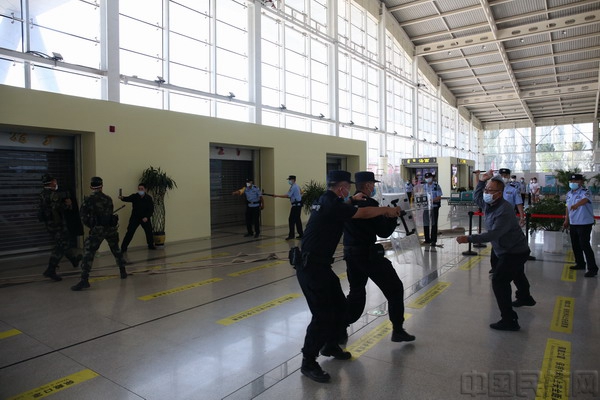 图：机场与地方警力共同制伏暴恐分子  摄影：李垣锐.jpg
