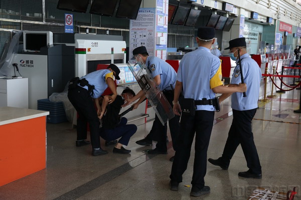 图：公安民警制伏纵火分子  摄影：李垣锐.jpg