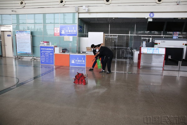 图：工作人员制止暴恐分子引燃打包处纸箱  摄影：李垣锐.jpg
