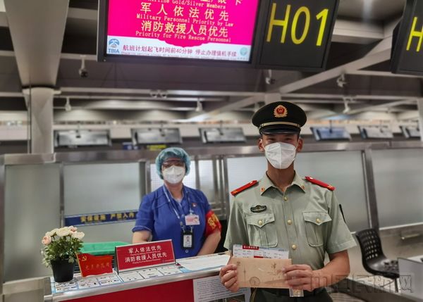 军人优先柜台为军人旅客送上“红色”文创登机牌.jpg