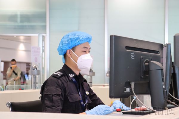 图：开机员认真判检图像-首都机场安保公司：多措并举 迎战暑运“大考”.JPG