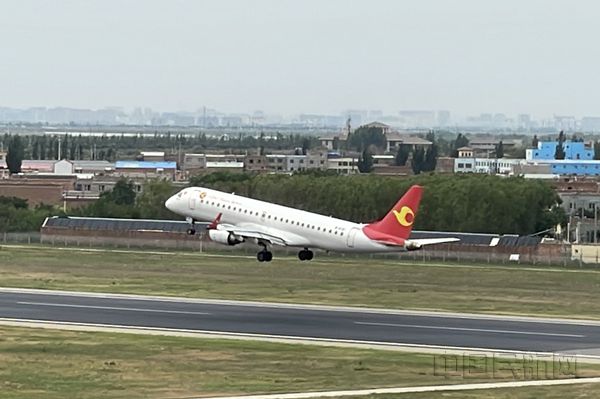 图：天津航空训练飞机　摄影：马宇飞_副本.jpg