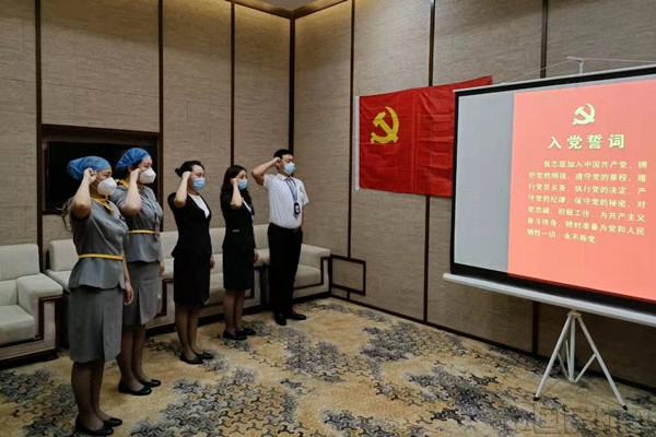 2、重温入党誓词 摄影:师天奇.jpg