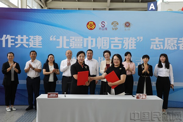 内蒙古妇女联合会宣传部部长高瑜与内蒙古空港贵宾服务有限公司总经理王林涛分别代表合作双方在协议书上签字_1.jpg 内蒙古妇女联合会宣传部部长高瑜与内蒙古空港贵宾服务有限公司总经理王林涛分别代表合作双方在协议书上签字_1.jpg
