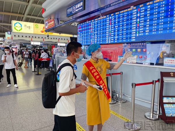 吉雅志愿者身着“布丝瑰”手工服饰为旅客提供服务_1.jpg 吉雅志愿者身着“布丝瑰”手工服饰为旅客提供服务_1.jpg