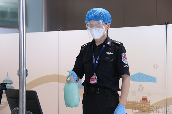 图:安检员严格落实消毒制度.jpg 图:安检员严格落实消毒制度.jpg