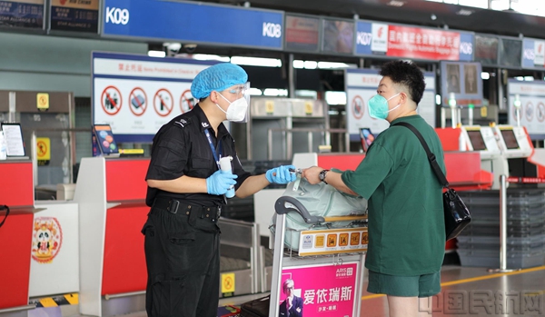 图为安检员为旅客讲解规定(谷石头摄).jpg 图为安检员为旅客讲解规定(谷石头摄).jpg