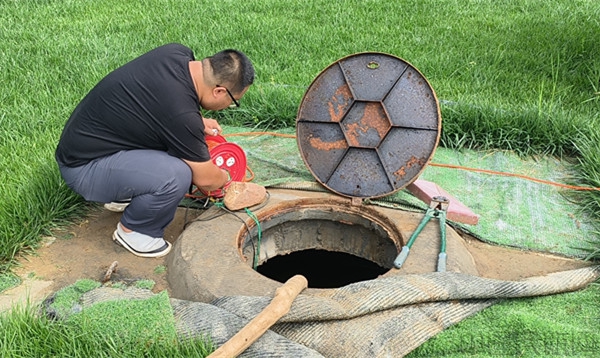 图:将积水排入渗水井 摄影:尹博凯.jpg 图:将积水排入渗水井 摄影:尹博凯.jpg